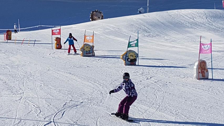 Hier ziehen die Jüngsten ihre ersten Schwünge durch den Schnee: Die Kinder-Skianlagen in Leogang an der Talstation der Asitz-Bahnen.