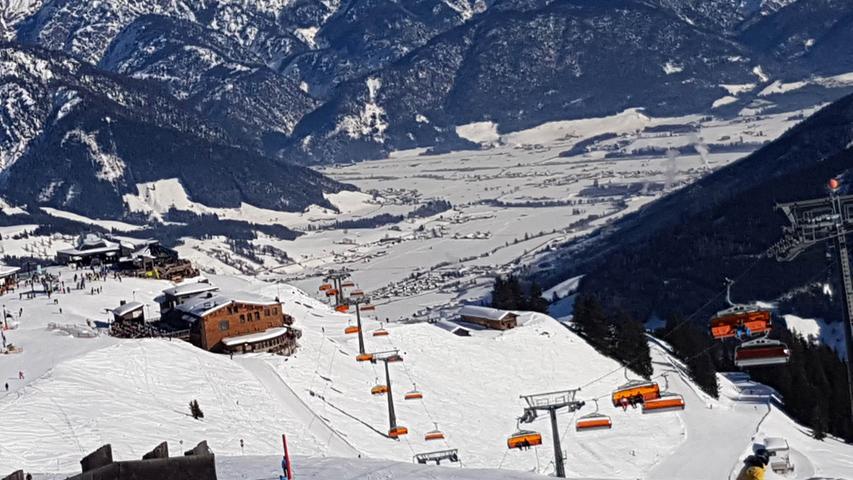 Liftanlagen befördern die Skifahrer auf die Pisten des Skizirkus Saalbach-Hinterglemm-Leogang-Fieberbrunn.
