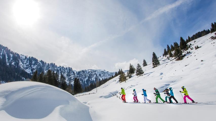 Ob gemütlich in Talnähe oder auf hohe Gipfel: Mit Schneeschuhen und Tourenski ist man Abseits des Trubels unterwegs.