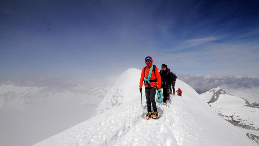 Ob gemütlich in Talnähe oder auf hohe Gipfel: Mit Schneeschuhen und Tourenski ist man Abseits des Trubels unterwegs.