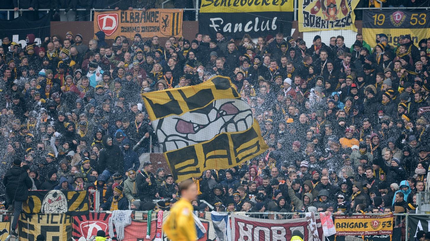 Der gutgefüllte Gästeblock der Dresdner beim Duell mit Ligakonkurrent St.Pauli.