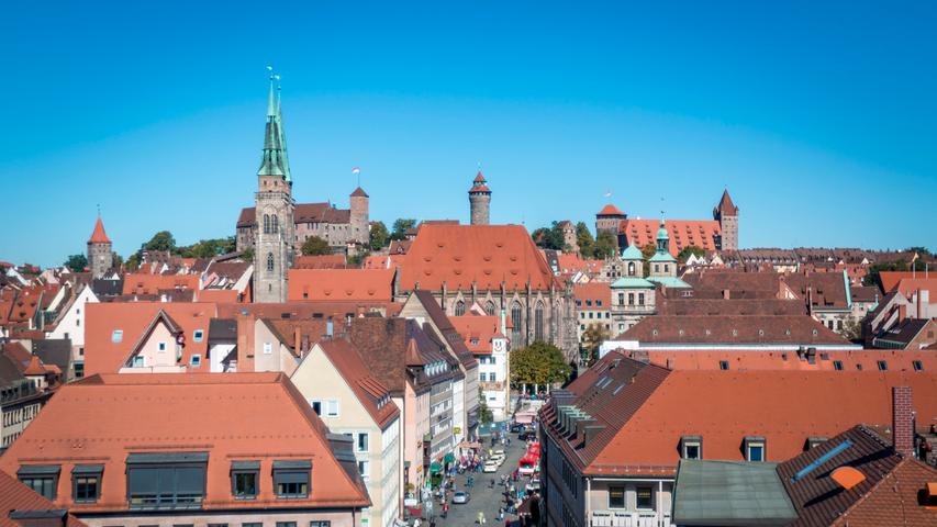 Nürnberg besitzt prägende Architekturen aus allen Epochen, aber vor allem eine historische Altstadt, die in dieser Geschlossenheit in Halbmillionenstädten eher selten anzutreffen ist.