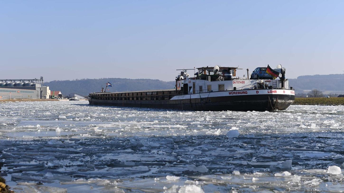 Schiffe fahren durch das Eis auf dem Main-Donau-Kanal