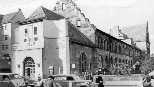 So sah der Eingang zur Altstadt früher aus: Das Künstlerhaus in der Königstraße, vermutlich Anfang der 1950er-Jahre. Links im Bild: Ein "Schnelllaster" von DKW mit Zweitaktmotor.