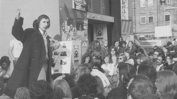 Der damalige Leiter des "Komm" Michael Popp Anfang Juni 1974. Damals eröffnete die Einrichtung nach einer mehrmonatigen Umbauphase wieder, in der die vielen bautechnischen Auflagen der Stadt erfüllt werden mussten.