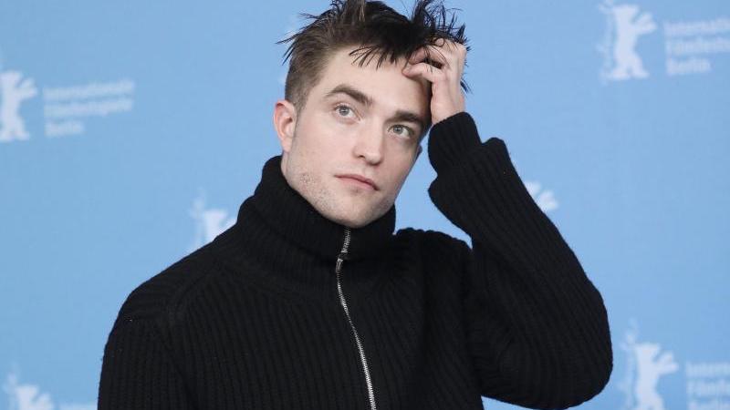 Hat sich nach der "Twilight"-Saga längst zum Charakterdarsteller gewandelt, ist aber noch immer ein Mädchenschwarm: Der Brite Robert Pattinson spielt an der Seite von Mia Wasikowska in der Western-Komödie "Damsel" von David und Nathan Zellner die männliche Hauptrolle.