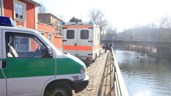 Polizeitaucher in Bamberger Kanal im Einsatz - Nach Juwelierberfall wird nach Beweisen gesucht