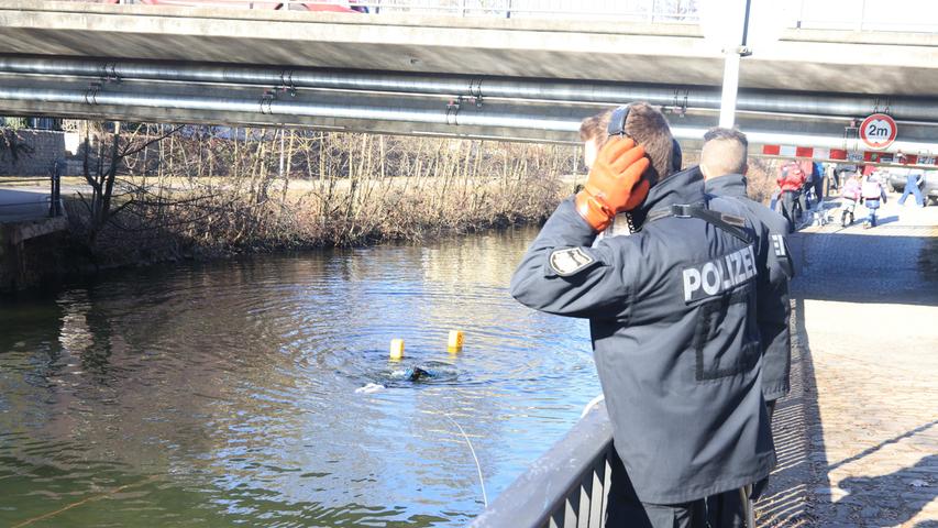 Beweissuche im Kanal: Polizei taucht nach Juwelierüberfall ab