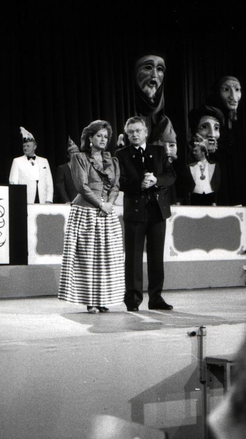 Fernsehansagerin Edda Schönherz und der fränkische Mundartdichter Egon Helmhagen moderieren 1987 eine der ersten Prunksitzungen im Fernsehen.