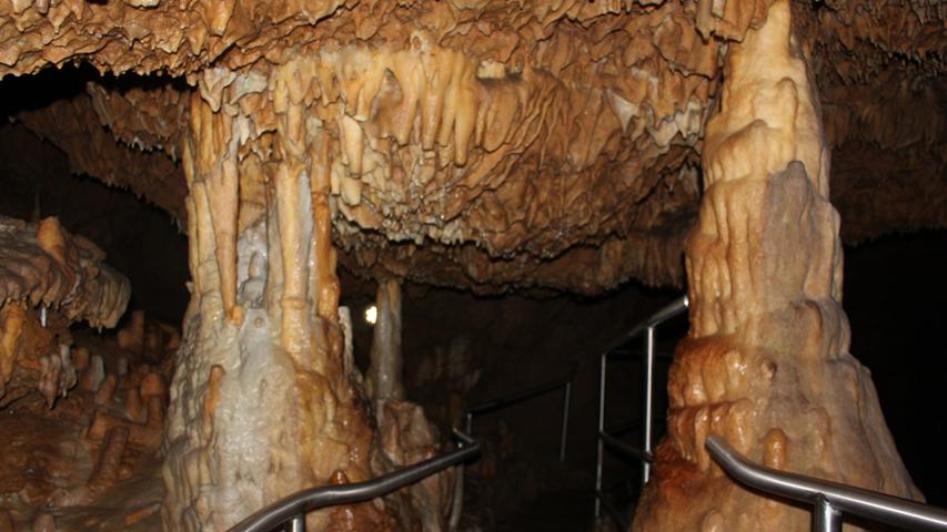Manchmal müssen die Besucher schmale Stellen passieren, wie hier. Insgesamt können 80 Menschen zeitgleich an einer Führung teilnehmen, weil in den großen Räumen der Höhle genug Platz ist, damit alle etwas sehen können.