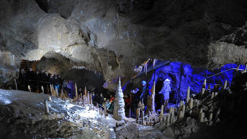 Der erste große Raum, den Besucher in der Führung erreichen, ist der "Barbarossadom". Es ist der tiefste Punkt der Höhle: Von hier sind es 70 Meter bis zur Erdoberfläche.