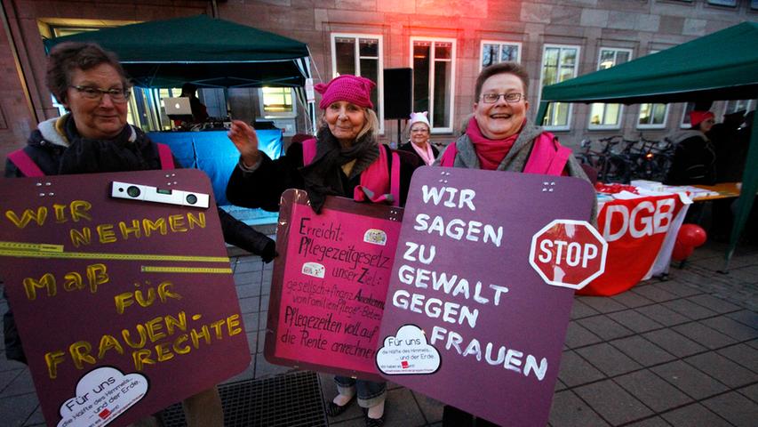 "One Billion Rising": Nürnberger erheben sich gegen Gewalt an Frauen