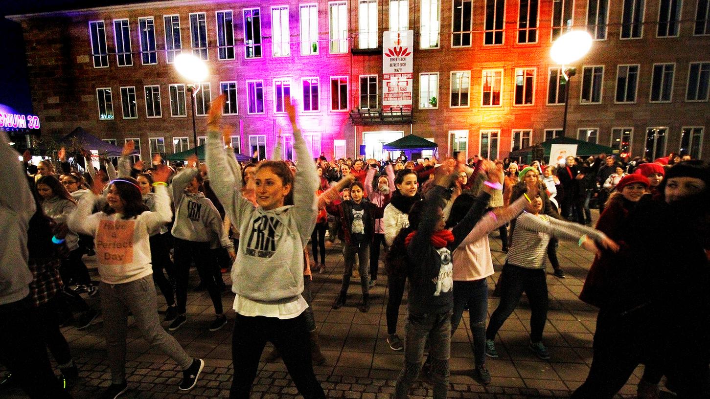 "One Billion Rising" ist eine weltweite Aktion, mit der auf Gewalt gegen Frauen weltweit aufmerksam machen soll. Auch in Nürnberg versammelten sich Menschen, um gemeinsam gegen die Grausamkeiten anzutanzen und sich mit den Opfern von Gewalt zu solidarisieren.