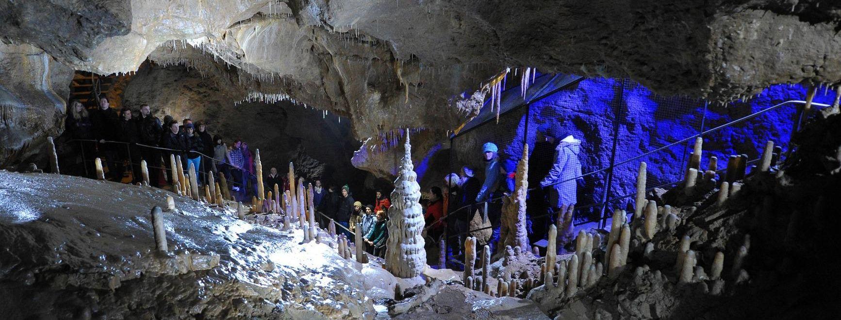 <p>1922 wurde die heute gut bekannte Teufelshöhle Pottenstein in der Fränkischen Schweiz zum ersten Mal betreten. Sie beeindruckt durch eine gewaltige Felsgrotte als Eingang und den mächtigen „Barbarossadom“, ein Saal mit einem Rauminhalt, in dem eine Dorfkirche Platz hätte. Ungefähr 800 Meter der beleuchteten Stollen kann man heute bei einer Führung entdecken. <strong>Die Höhle ist in der Sommersaison von Anfang April bis Ende November mit Führungen begehbar.</strong></p>
