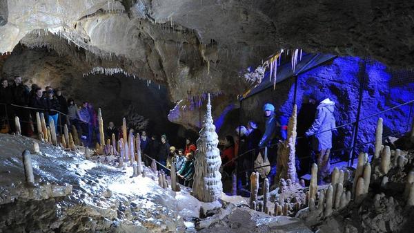 <p>1922 wurde die heute gut bekannte Teufelshöhle Pottenstein in der Fränkischen Schweiz zum ersten Mal betreten. Sie beeindruckt durch eine gewaltige Felsgrotte als Eingang und den mächtigen „Barbarossadom“, ein Saal mit einem Rauminhalt, in dem eine Dorfkirche Platz hätte. Ungefähr 800 Meter der beleuchteten Stollen kann man heute bei einer Führung entdecken. <strong>Die Höhle ist in der Sommersaison von Anfang April bis Ende November mit Führungen begehbar.</strong></p>