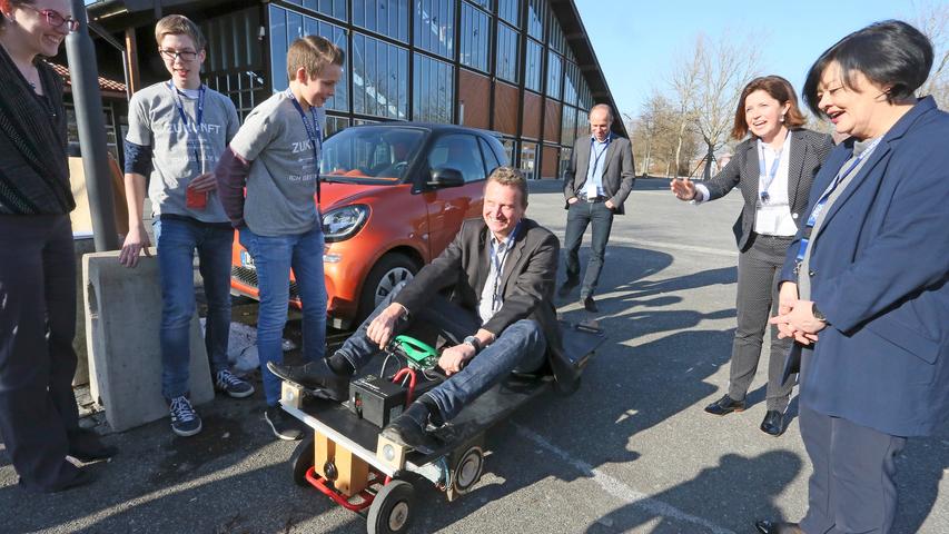 Clemens Gebhardt und Christopher Vogt aus Nabburg bauten ein Fahrzeug aus Holz mit Elektromotor, Sitzheizung, Stereo-Radio, Licht und Blinkern sowie einer Hupe.