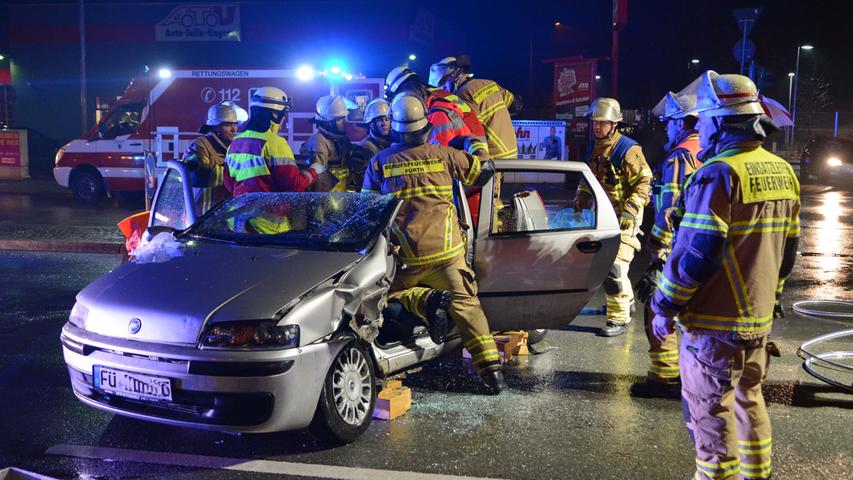 Fiat-Fahrerin missachtet Vorfahrt: Zwei Verletzte in Fürth
