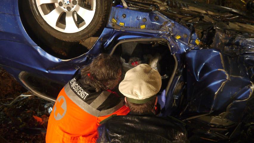 Unfall unter Alkoholeinfluss: Auto völlig demoliert