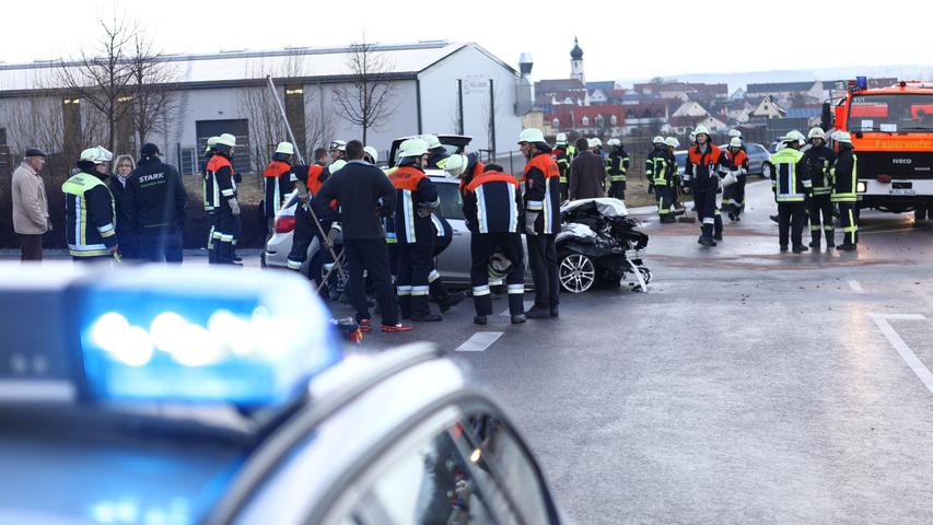 Aus Unachtsamkeit: Unfall bei Dittenheim fordert drei Verletzte