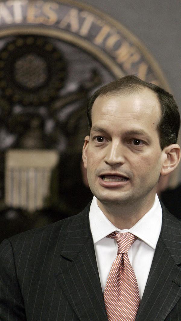 Er wäre der einzige Latino im Kabinett Trumps: Der kubanischstämmige Jurist Alexander Acosta soll Arbeitsminister werden. Der 49-Jährige tritt an die Stelle des ursprünglich für das Amt vorgesehenen Fast-Food-Unternehmers Andrew Puzder, der seinen Verzicht erklärt hatte. Dem Chef der Hamburger-Ketten Carl's Jr. und Hardee's warfen Kritiker vor, für eine Aushöhlung der Arbeitnehmerrechte zu stehen. Puzder hatte außerdem zugeben müssen, jahrelang eine Immigrantin ohne Arbeitserlaubnis schwarz als Haushaltshilfe beschäftigt zu haben.