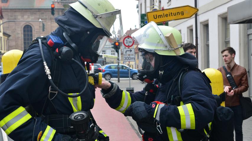 Erlangen: Brand in Hinterhof hält Feuerwehr in Atem