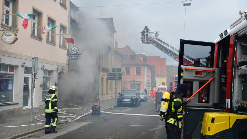 Erlangen: Brand in Hinterhof hält Feuerwehr in Atem