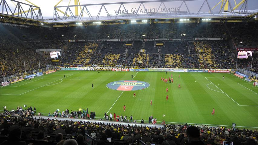 Kapazität: 61.524 Sitzplätze 
 Verein: Borussia Dortmund, 1. Bundesliga  Die legendäre Südtribühne soll bei der EM nicht fehlen. Aber die Infrastruktur der Stadt gehört nicht zur Spitze.