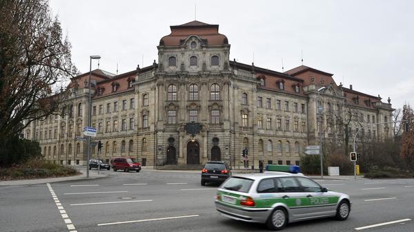 Die erste Szene des Franken-"Tatort" spielt im Bayreuther Justizpalast. Der völlig verzweifelte Anwalt Thomas Peters sitzt zunächst weinend auf der Toilette, ehe er ...