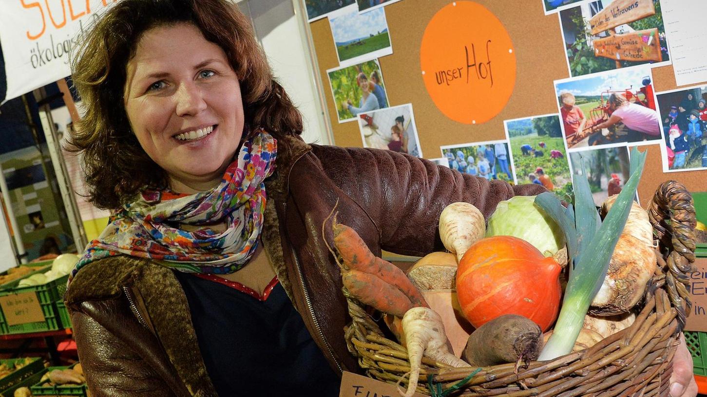 Claudia Dollinger zeigt Gemüse, das für den Handel nicht schön genug ist und daher normalerweise auf dem Müll landet. Sie verteilt jedoch auch dieses Gemüse an die 120 Ernteteiler, die ihren Hof mitfinanzieren.