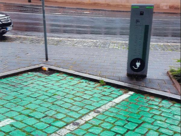 In Fürth dürfen E-Autos beim "Tanken" auf grün gestrichenen Parkplätzen stehen.