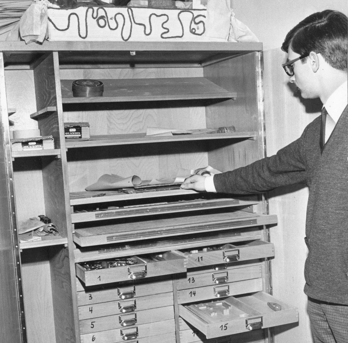 Die 60er Jahre: „In der behelfsmäßig hergerichteten ,Ruine Künstlerhaus’ herrschen untragbare Zustände“, schreiben die Nürnberger Nachrichten. 1960 war die Pädagogische Hochschule in das Gebäude eingezogen. Die Studierenden warten auf den versprochenen Neubau in Dutzendteichnähe und müssen unter unzulänglichen Bedingungen und räumlich viel zu beengt lernen. Über 800 Nachwuchs-Lehrer teilen sich den hier zu sehenden kleinen Werkzeugschrank. Im April 1967 beginnt endlich der Umzug.