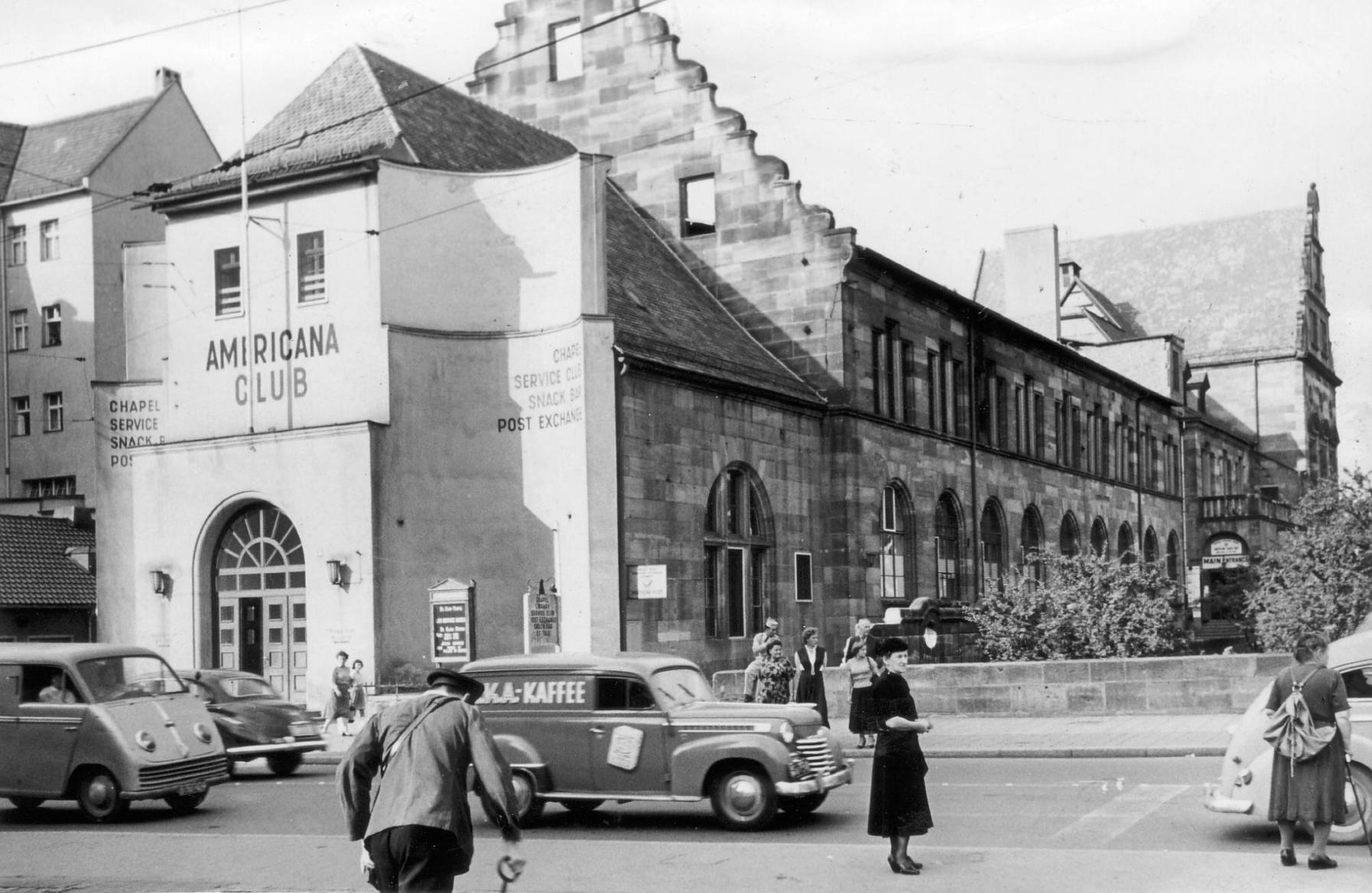 Die Verwaltung des Hauses übernimmt nach Kriegsende das amerikanische Rote Kreuz. Die zerbombten Türme werden abgerissen. Zunächst zieht ein Offizierskasino ein – mit Conférencier Peter Frankenfeld. 1946 wird der „Americana Club“ daraus. Für die Soldaten ist das Haus eine Vergnügungshochburg: 1954 kommen 360 000 Besucher. 1955 ziehen die Amerikaner aus.