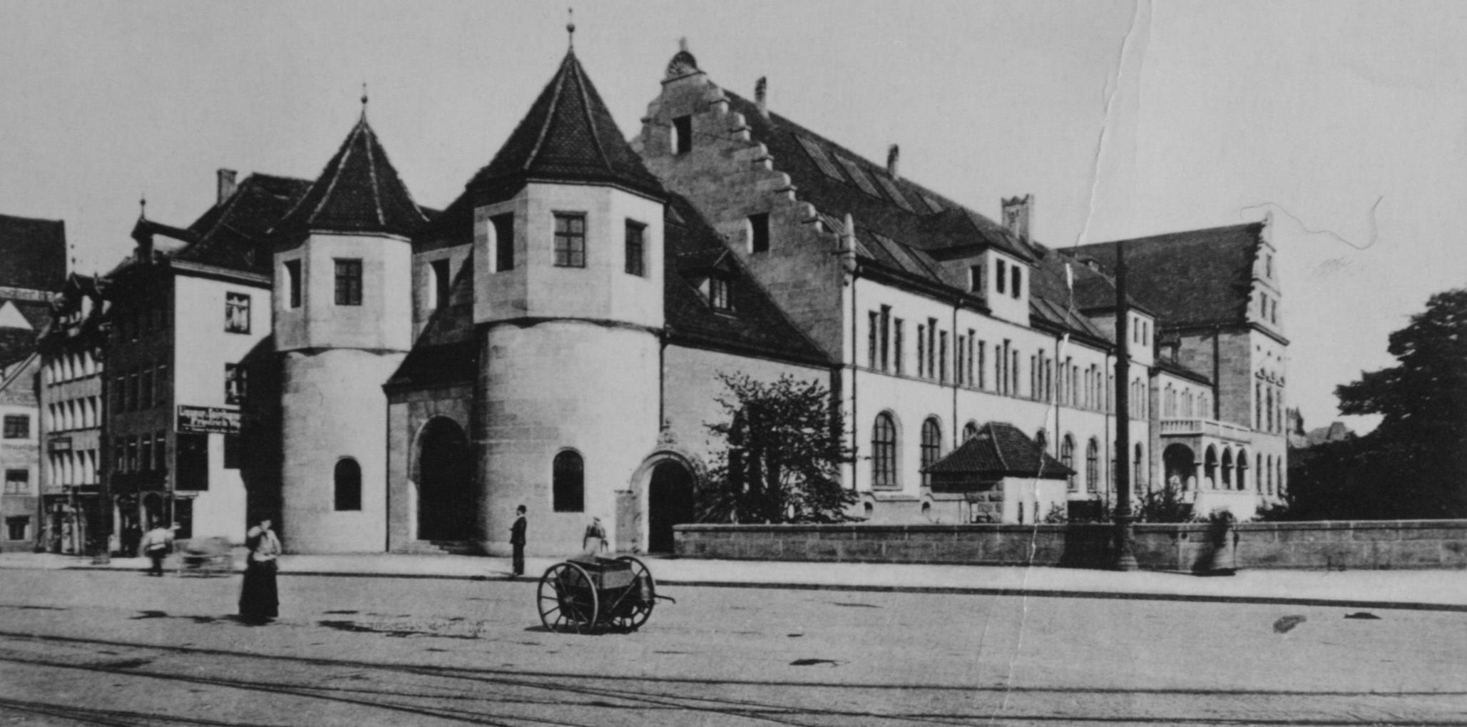 Nürnberg ist mächtig stolz - das Künstlerhaus wird im Sommer 1910 feierlich eröffnet. Ein alter Salzstadel gegenüber dem Königstorturm hatte für die Mischung aus Künstlerheim und Ausstellungsgebäude weichen müssen. Kronprinz Ludwig höchstselbst kommt zum Festakt und mahnt in Bezug auf Nürnbergs längst vergangenen Glanz als Stadt der Künste: „Das gute Alte soll man erhalten, aber nicht sklavisch nachahmen.“ Ein Satz, der über 100 Jahre später anlässlich der Diskussionen um den dritten Abschnitt der Generalsanierung genau so fallen könnte . . . Knapp eine Million Mark hat der von Otto Seegy entworfene Neubau übrigens gekostet, 800 000 Mark kamen von Stiftern. Unser Bild zeigt das Künstlerhaus im Jahr 1912.