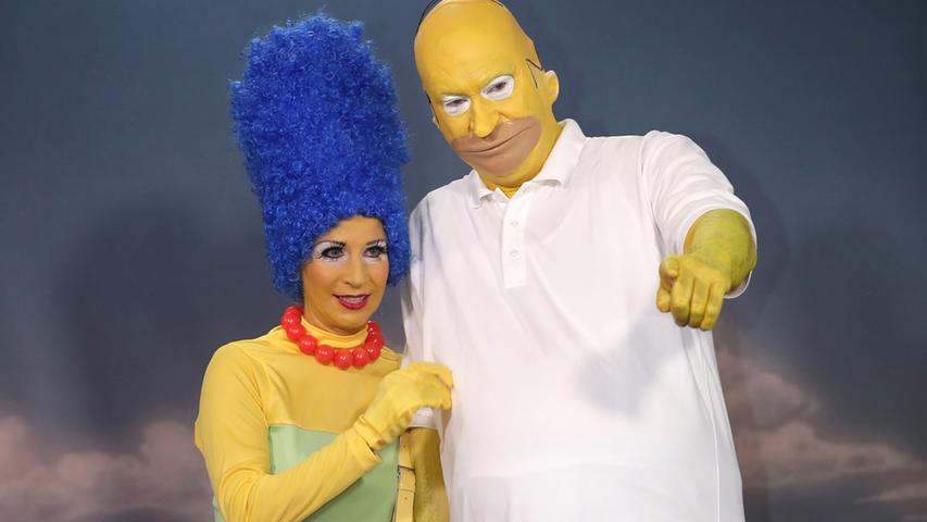 Mit diesem Kostüm können sogar die Kleinsten etwas anfangen: Bayerns Finanzminister Markus Söder hat sich als Homer Simpson verkleidet, seine Frau Karin geht natürlich als dessen Frau Marge.