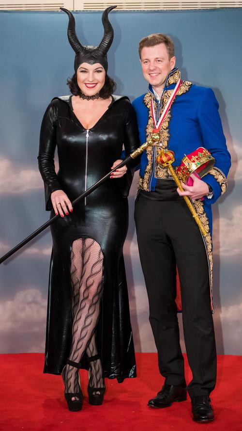 Dorothee Bär (CSU) schritt verkleidet als böse Zeichentrickfee "Maleficent" über den roten Teppich. Ihr Mann Oliver zeigte sich als Prinz.