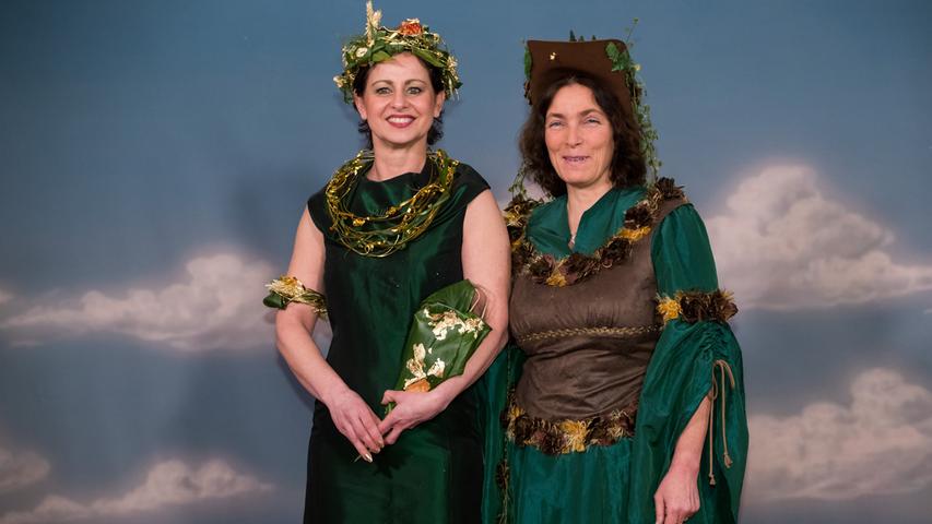 In diesem Fall beeinflusst die Partei sogar die Kostümwahl: Die bayerische Landesvorsitzende von Bündnis 90/Die Grünen, Sigi Hagl (links), und die Landtagsabgeordnete Kerstin Celina (Grüne) kamen passenderweise ganz in grün.