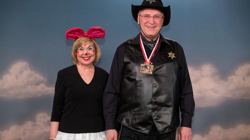 Der bayerische Innenminister Joachim Herrmann (CSU) bleibt bei Altbewährtem: Er griff mal wieder zum Cowboykostüm, seine Frau Gerswid setzt auf rosa Schleife.