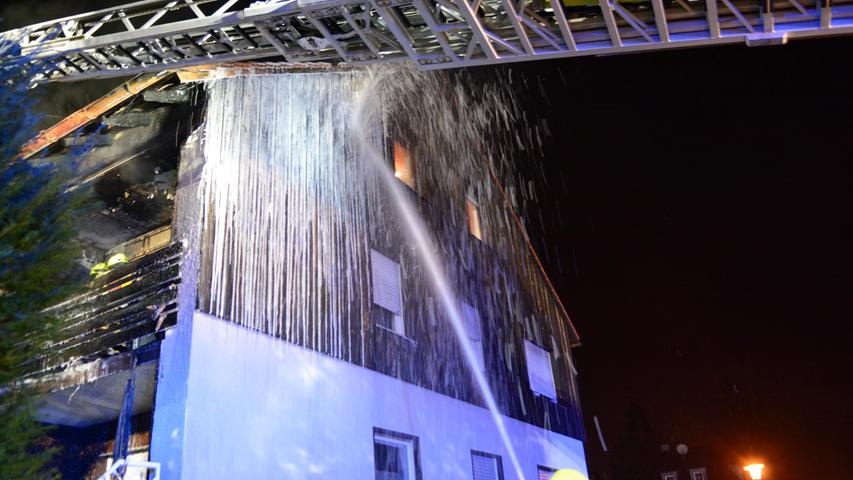 Erst der Balkon, dann das Dach: Wohnhaus in Unterasbach brannte