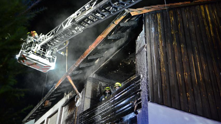 Erst der Balkon, dann das Dach: Wohnhaus in Unterasbach brannte