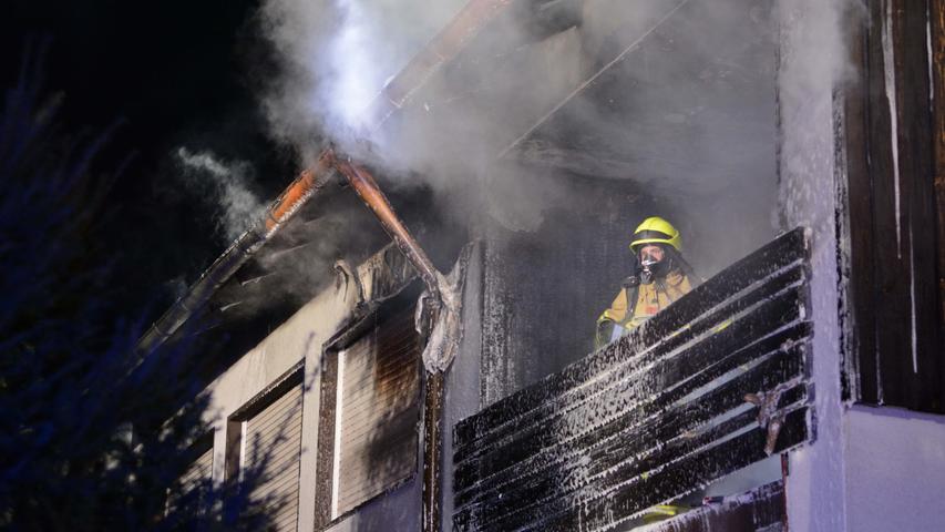 Erst der Balkon, dann das Dach: Wohnhaus in Unterasbach brannte