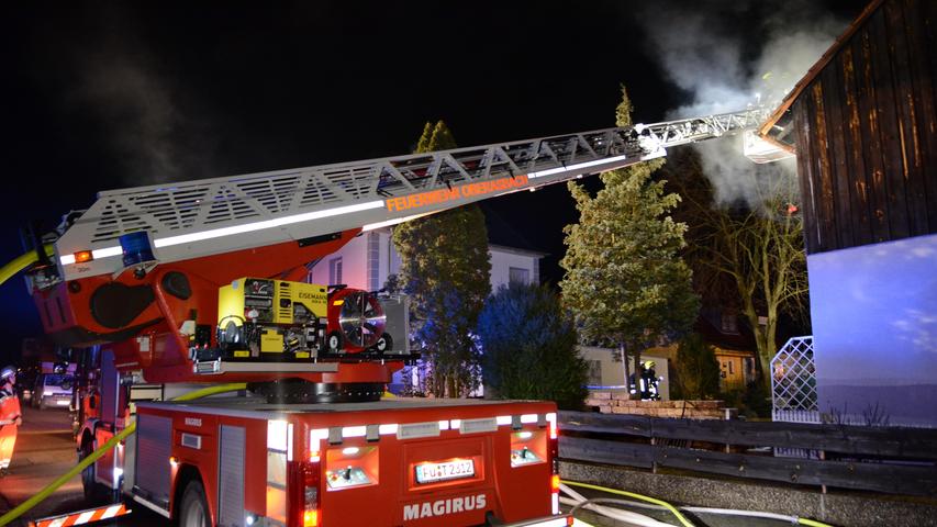Erst der Balkon, dann das Dach: Wohnhaus in Unterasbach brannte