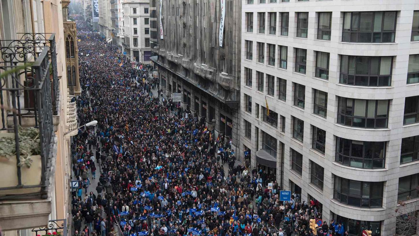 160.000 Spanier gehen auf die Straße in Barcelona, um für die Aufnahme von mehr Flüchtlingen zu demonstrieren.