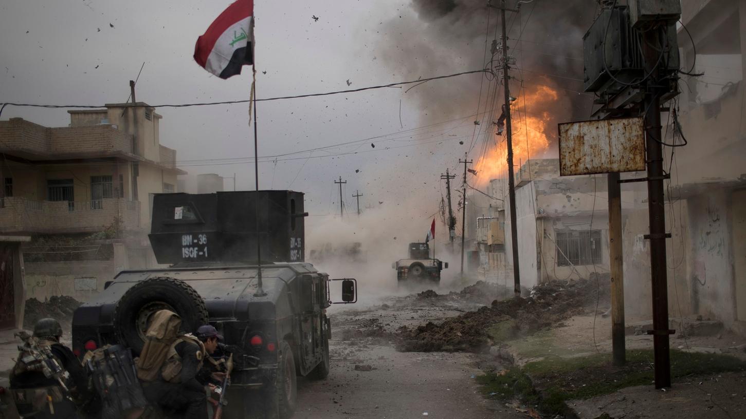 Die irakischen Streitkräfte haben nach Angaben von Premierminister Haider al-Abadi mit dem Sturm auf den verbliebenen westlichen Teil der IS-Hochburg Mossul begonnen.
