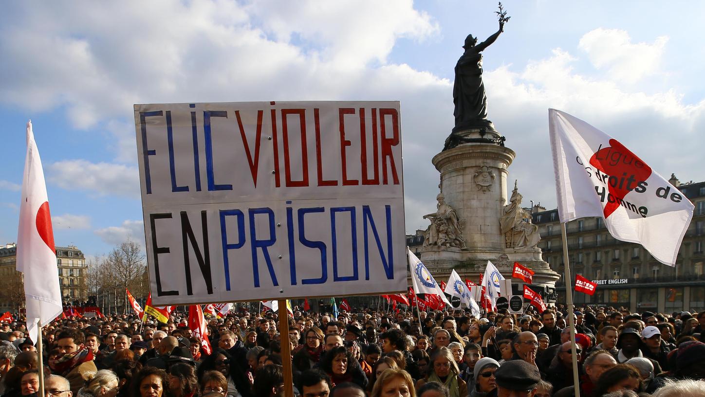 Rund 2300 Pariser demonstrieren gegen Polizeigewalt