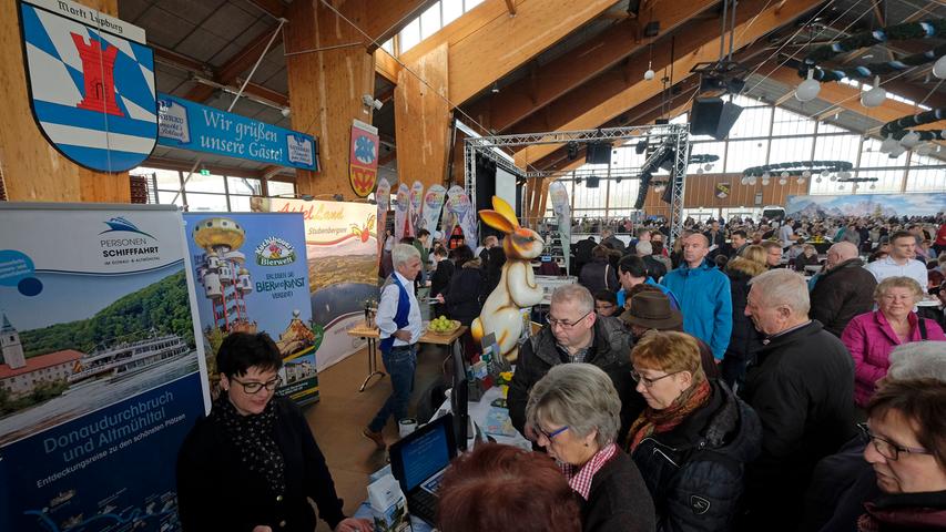 Abflug im Schottenrock: Die Steidl-Reisemesse mit viel Programm