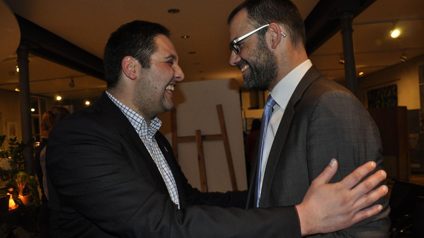 Andreas Buckreus (links) gratuliert dem Wahlgewinner und Amtsinhaber Ralph Edelhäußer.