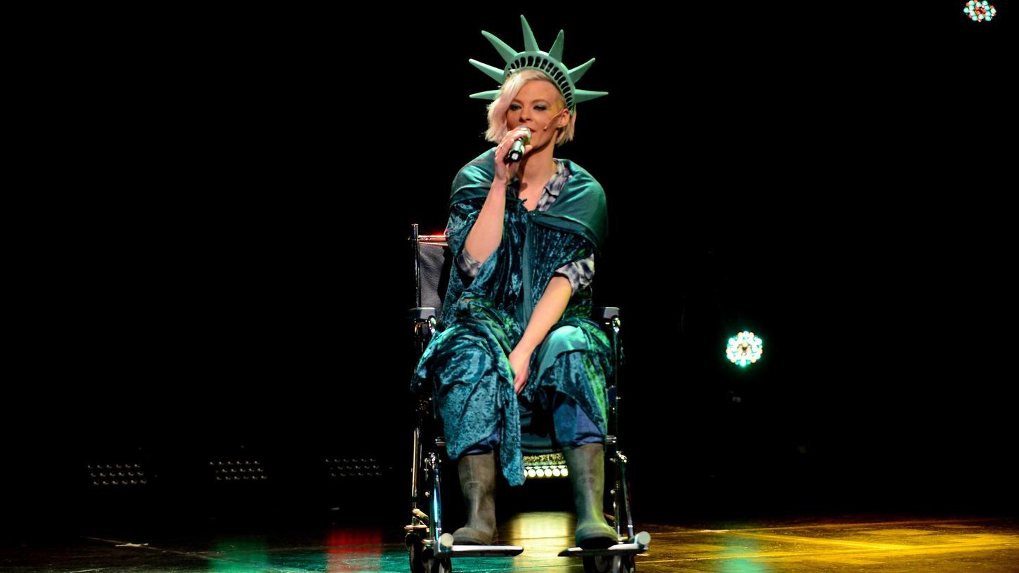 Dullnraamer: Miss Liberty im Rollstuhl