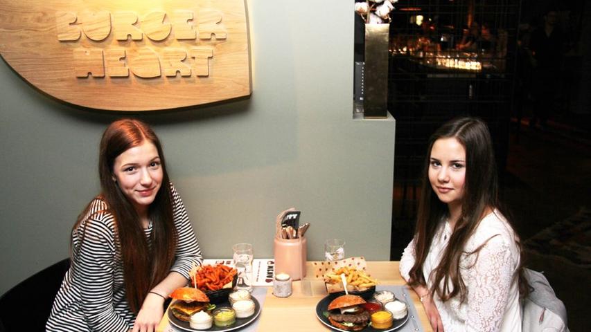 Burger, Cocktails und mehr: Das " Burgerheart " ist noch frisch in Bamberg und schon stillt es den Hunger der Oberfranken nach selbstgemachten Burgern und Dips. Yola Welz (16, links) und Jana Reich (16, rechts) sind seit der Eröffnung im Dezember letzten Jahres "schon zum zweiten Mal da" und das nicht ohne Grund: "Hier kann man einfach super Burger essen gehen, vor allem mit und ohne Fleisch". Neben Burgern und Dips treibt es die Bamberger auch wegen der selbstgemachten Limonaden und frisch geschüttelten Cocktails in das Restaurant in der Langen Straße 38. "Anfangs haben die uns die Bude eingerannt, mittlerweile hat sich der Betrieb eingependelt", resümiert Betriebsleiter Brian Ellison über die ersten Wochen und Monate. Moderne Einrichtung und ein lockeres Ambiente sorgen mit Burgern wie dem "Matterhorn" oder dem "Chuck Norris" für ein atmosphärisches und kulinarisch rundes Erlebnis. Burger, Cocktails und mehr: Das " Burgerheart " ist noch frisch in Bamberg und schon stillt es den Hunger der Oberfranken nach selbstgemachten Burgern und Dips. Yola Welz (16, links) und Jana Reich (16, rechts) sind seit der Eröffnung im Dezember letzten Jahres "schon zum zweiten Mal da" und das nicht ohne Grund: "Hier kann man einfach super Burger essen gehen, vor allem mit und ohne Fleisch". Neben Burgern und Dips treibt es die Bamberger auch wegen der selbstgemachten Limonaden und frisch geschüttelten Cocktails in das Restaurant in der Langen Straße 38. "Anfangs haben die uns die Bude eingerannt, mittlerweile hat sich der Betrieb eingependelt", resümiert Betriebsleiter Brian Ellison über die ersten Wochen und Monate. Moderne Einrichtung und ein lockeres Ambiente sorgen mit Burgern wie dem "Matterhorn" oder dem "Chuck Norris" für ein atmosphärisches und kulinarisch rundes Erlebnis.