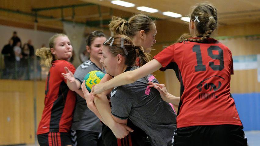 Der TV Erlangen-Bruck war im Spitzenspiel in der Halle in Pyrbaum gegen die Damen I der HSG Pyrbaum-Seligenporten mit 20:16 (9:8) erfolgreich.