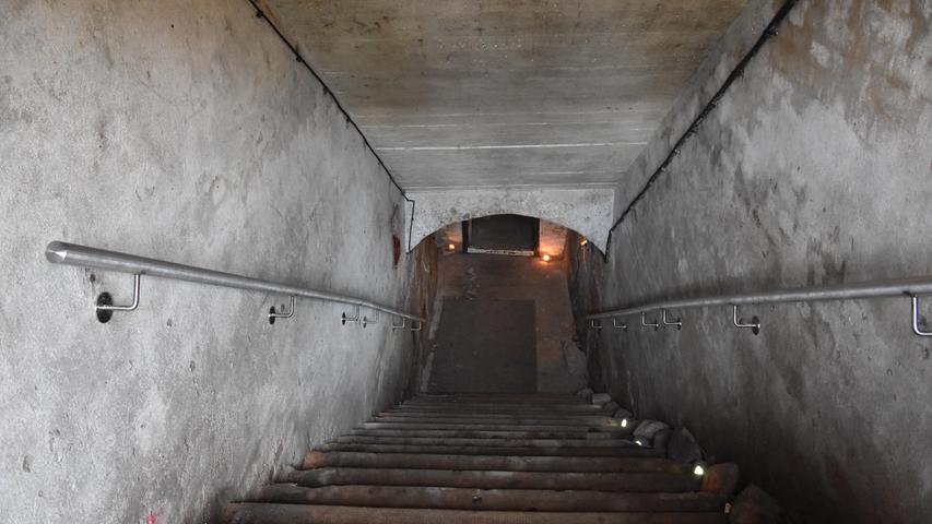 Stufen führen hinab in den Untergrund.